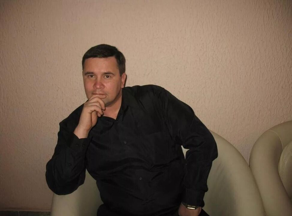 Fumo con uno spray nicode per fumare